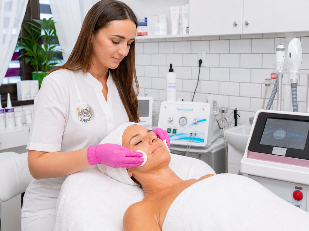 Rejuvenare facială cu laser curățare și tonifiere Ploiești MBM STUDIO