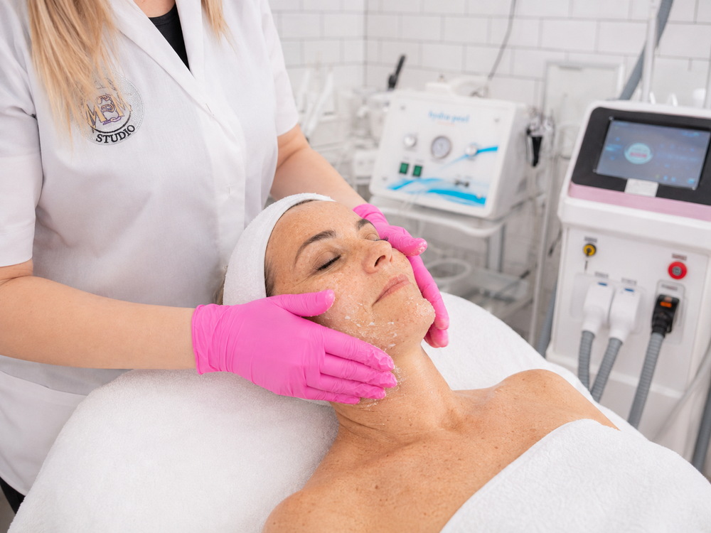 Rejuvenare facială cu laser scrub delicat Ploiești MBM STUDIO