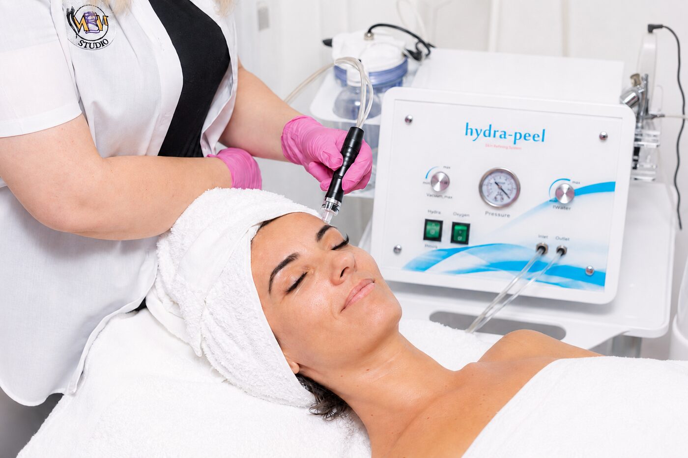 Curățare fără extracții cu hidrodermabraziune înainte de microneedling la MBM Studio Ploiești