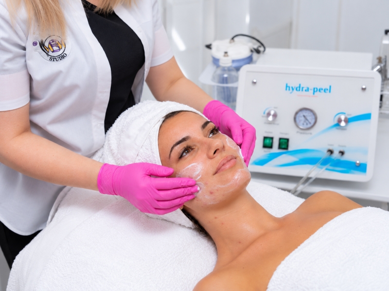 Skincare final și SPF după curățare cu DPL pentru ten acneic la MBM STUDIO Ploiești